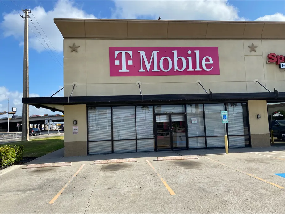 Foto del exterior de la tienda T-Mobile en S Padre Island Dr & Airline Rd, Corpus Christi, TX