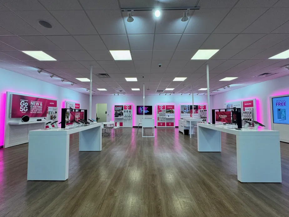 Foto del interior de la tienda T-Mobile en College & Bruce, Marshall, MN