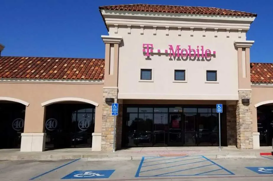 Foto del exterior de la tienda T-Mobile en 98th St & Slide Rd, Lubbock, TX