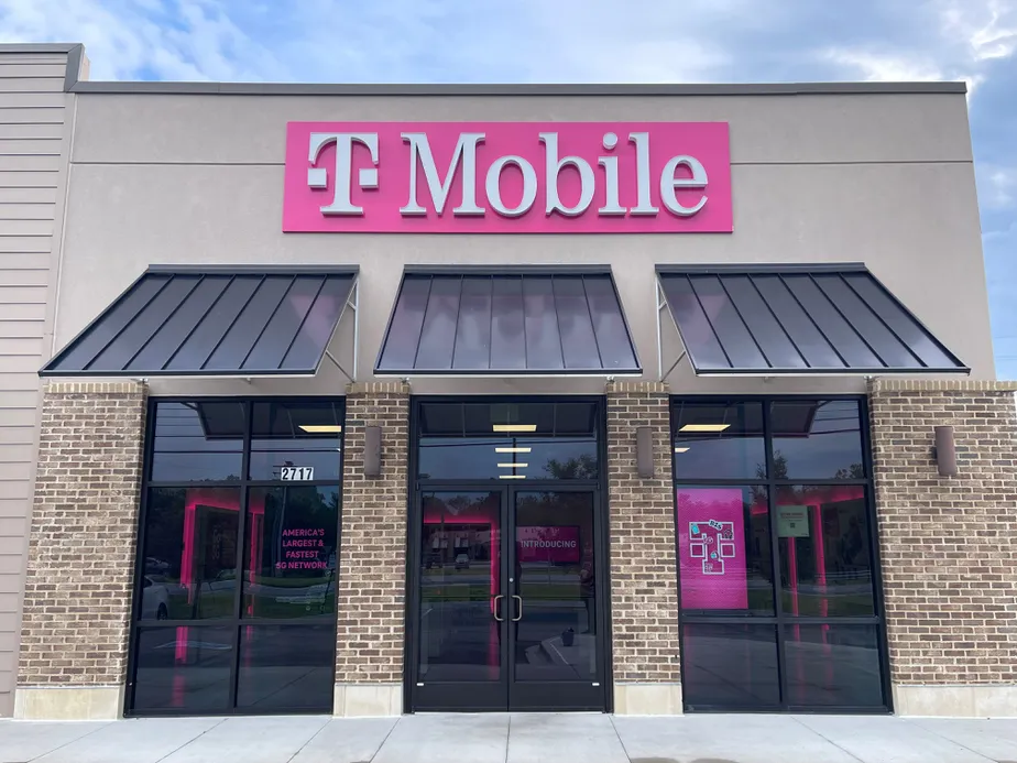Exterior photo of T-Mobile Store at Battlefield Pkwy & Lakeshore, Fort Oglethorpe, GA