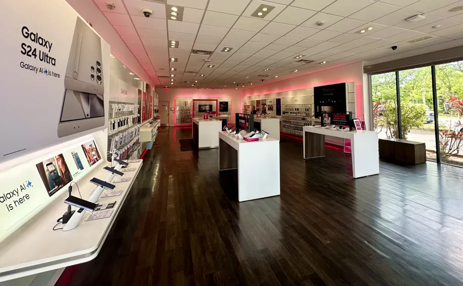 Foto del interior de la tienda T-Mobile en Indiantown Rd & Pennock Ln, Jupiter, FL