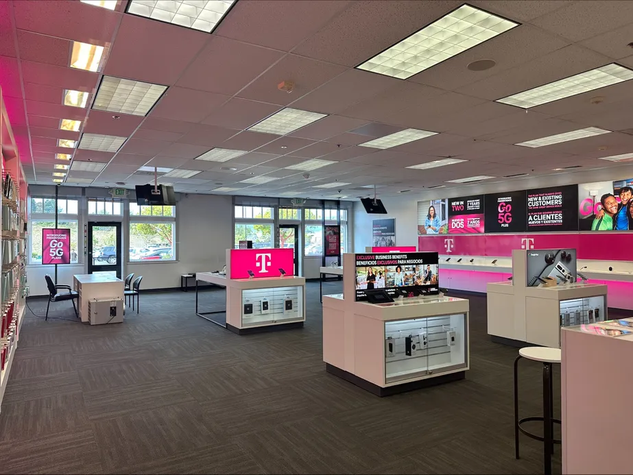 Foto del interior de la tienda T-Mobile en Overlook Shopping Center, Watsonville, CA