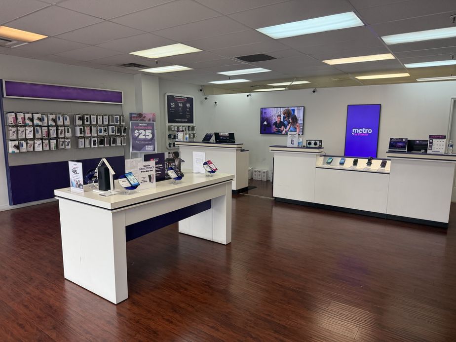 Metro by T-Mobile 87 W 3300 S - 87 W 3300 S 