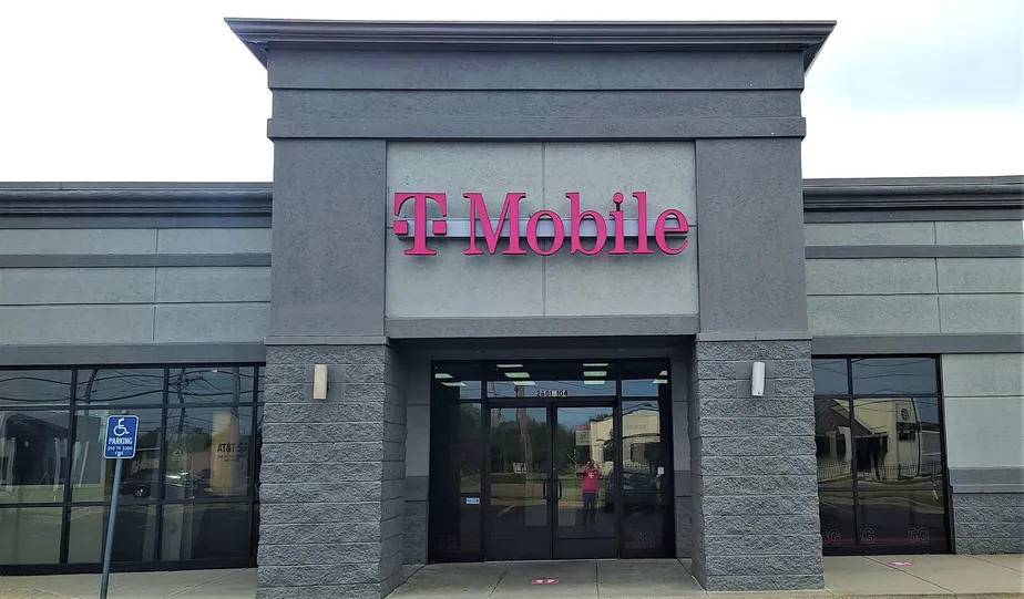 Exterior photo of T-Mobile store at N Kansas Expy & W Talmage St, Springfield, MO