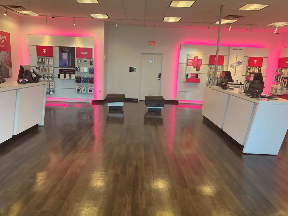 Foto del interior de la tienda T-Mobile en Unser Blvd & Wexford, Rio Rancho, NM