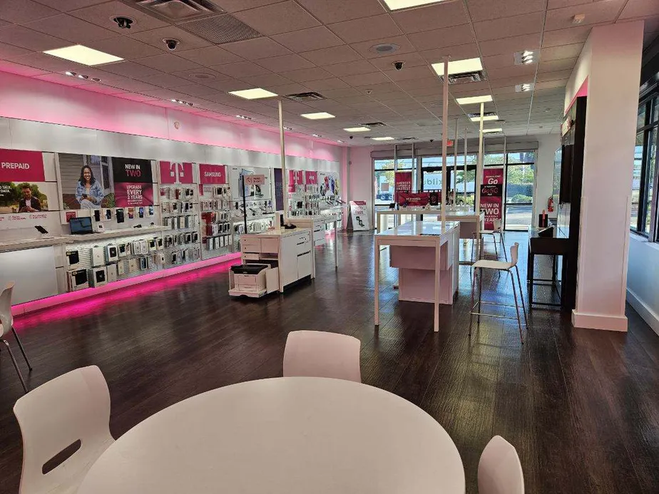 Foto del interior de la tienda T-Mobile en Sayebrook West, Myrtle Beach, SC