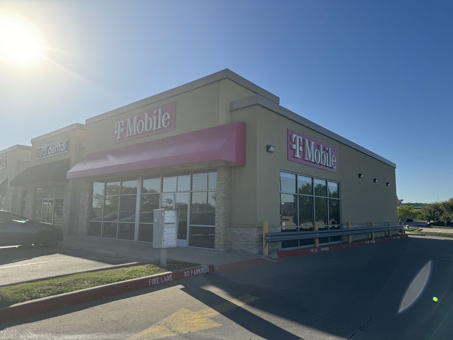 Exterior photo of T-Mobile Store at Cockrell Hill, Dallas, TX