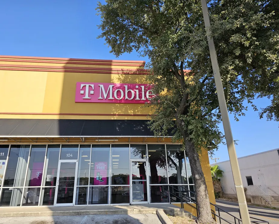 Foto del exterior de la tienda T-Mobile en Embassy Oaks, San Antonio, TX