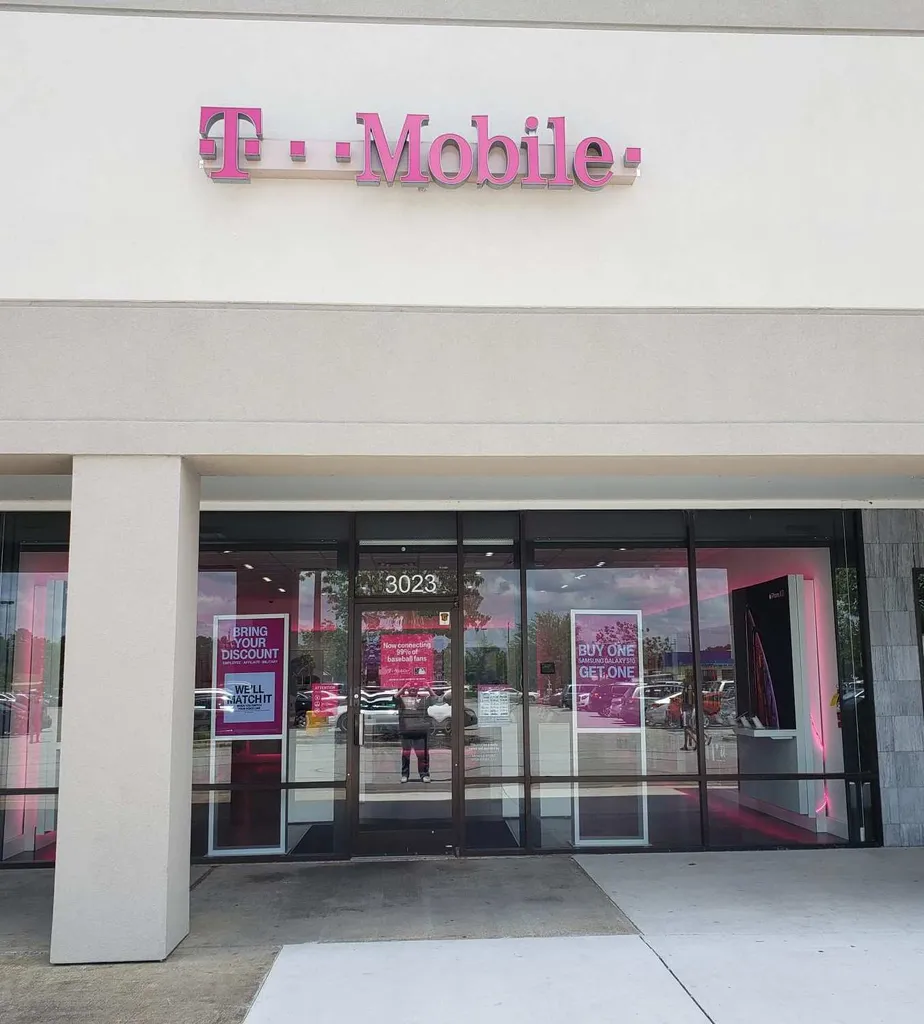 Foto del exterior de la tienda T-Mobile en Dr Mlk Jr Blvd & Hwy 17, New Bern, NC