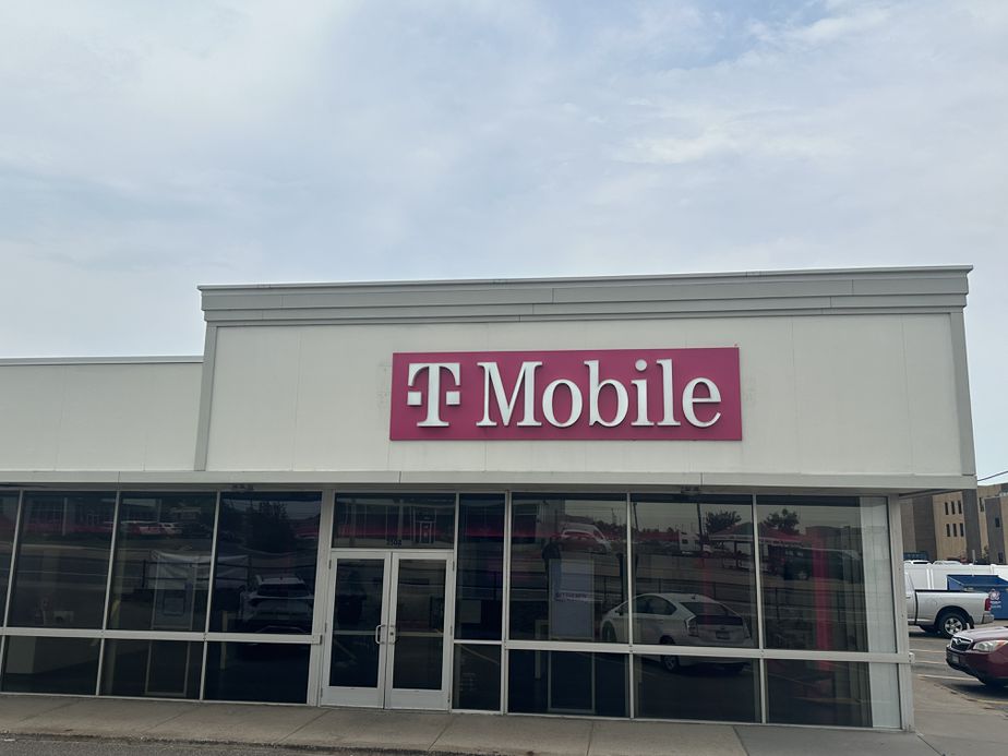 Exterior photo of T-Mobile Store at Division & 33rd, Saint Cloud, MN