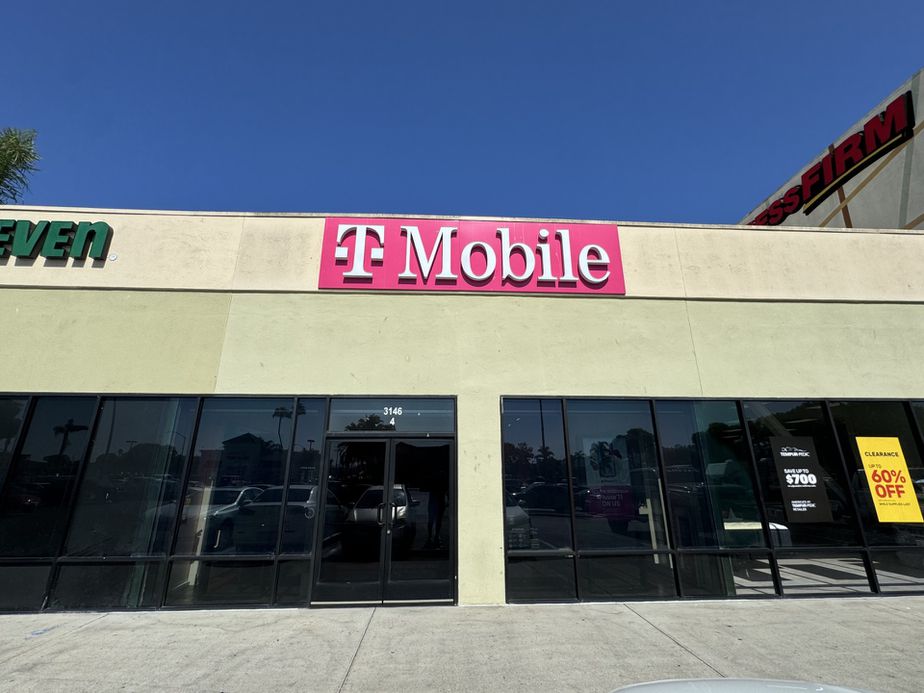 Exterior photo of T-Mobile Store at Rosecrans Plaza, San Diego, CA