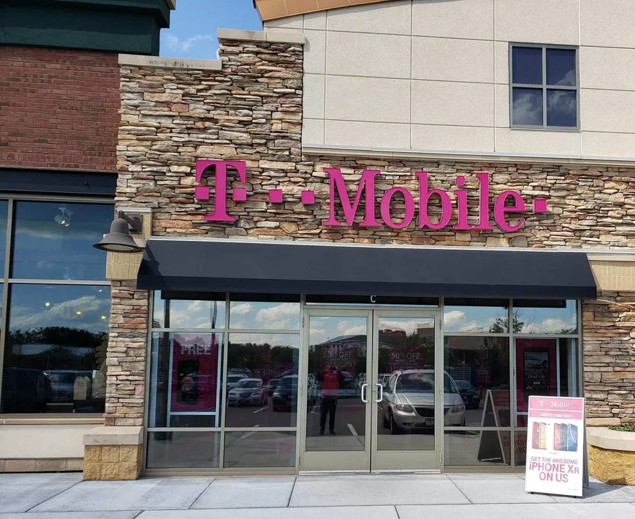 Exterior photo of T-Mobile store at The Shops Of Plymouth Creek, Plymouth, MN