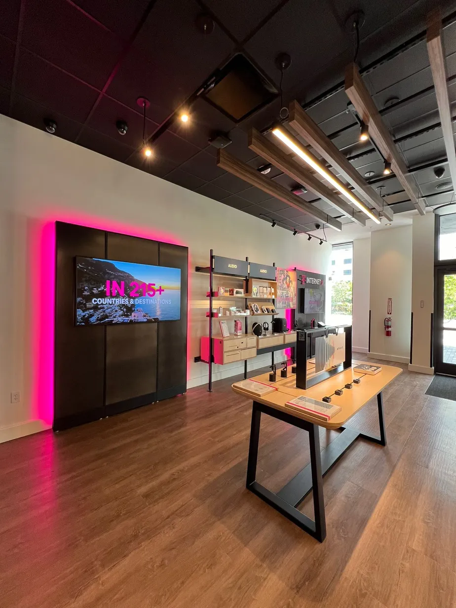 Foto del interior de la tienda T-Mobile en Grove Central, Miami, FL