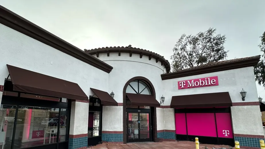 Foto del exterior de la tienda T-Mobile en Wooley & Oxnard at 5 Points, Oxnard, CA
