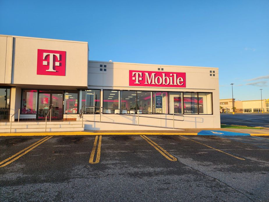Exterior photo of T-Mobile Store at Plaza Del Norte, Hatillo, PR