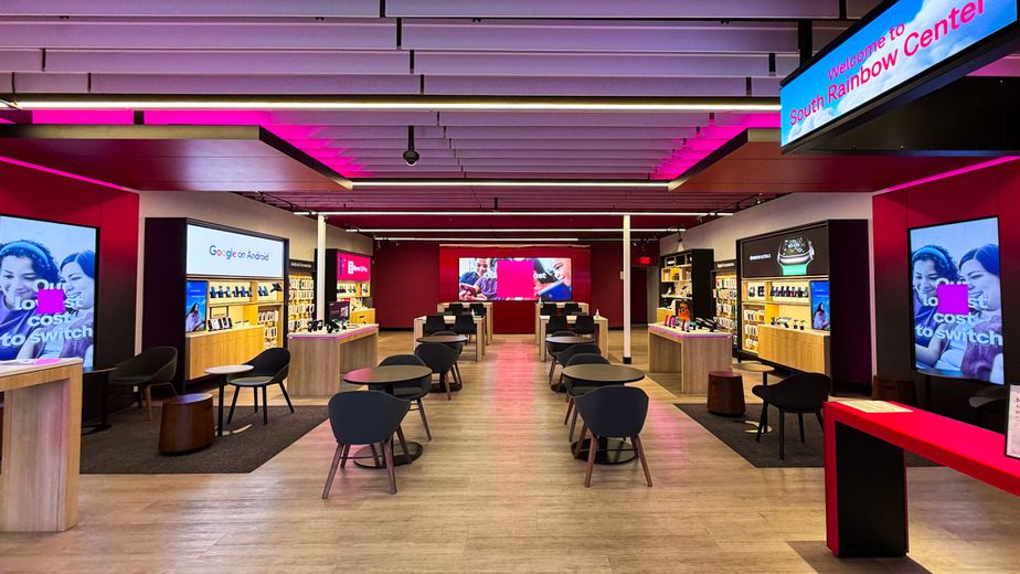 Foto del interior de la tienda T-Mobile en Rainbow & 215, Las Vegas, NV