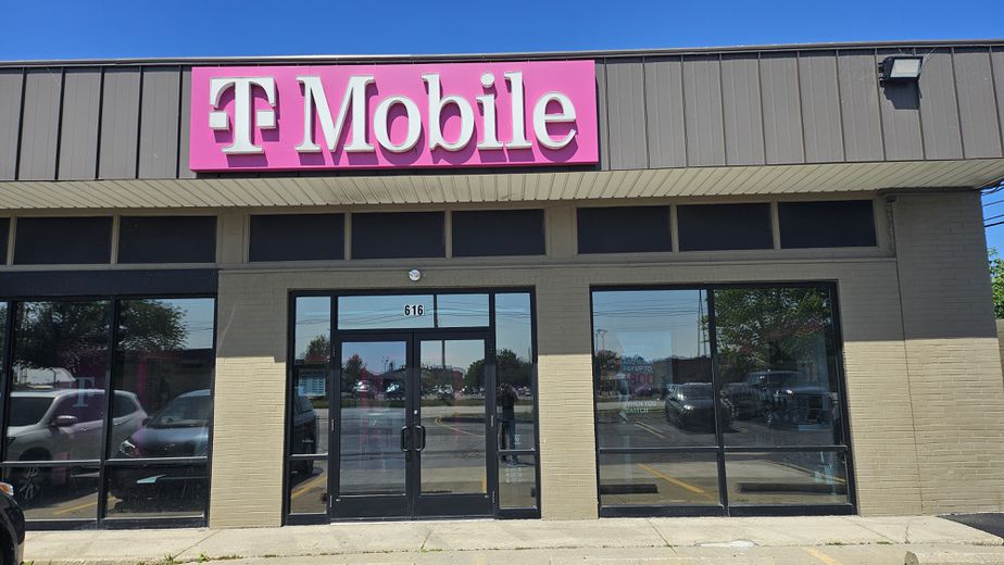 Exterior photo of T-Mobile Store at Tillotson St & Midway Blvd, Elyria, OH