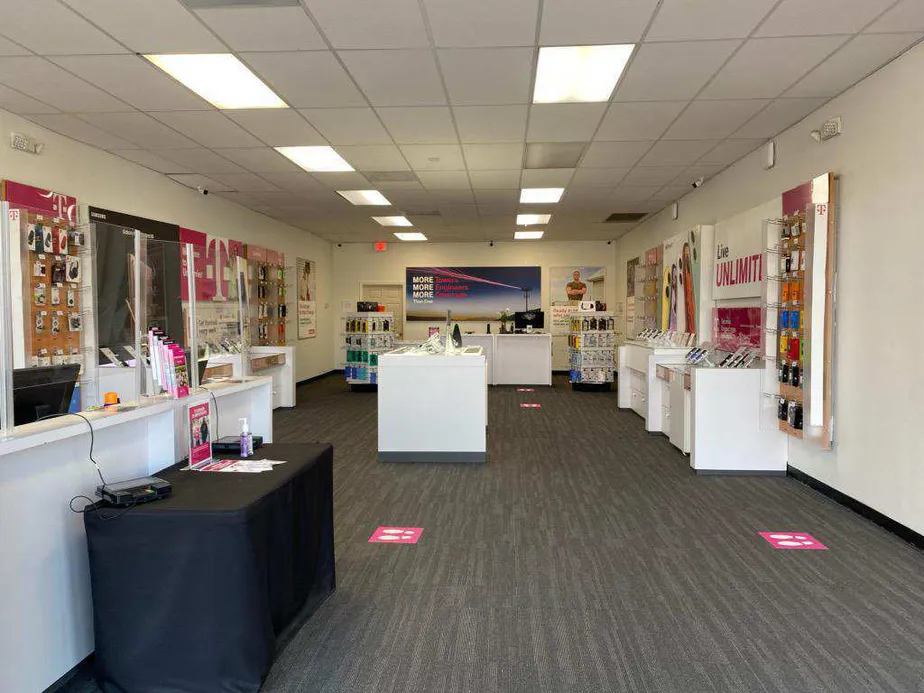 Foto del interior de la tienda T-Mobile en Dillingham Sq & Smoketown Rd, Woodbridge, VA