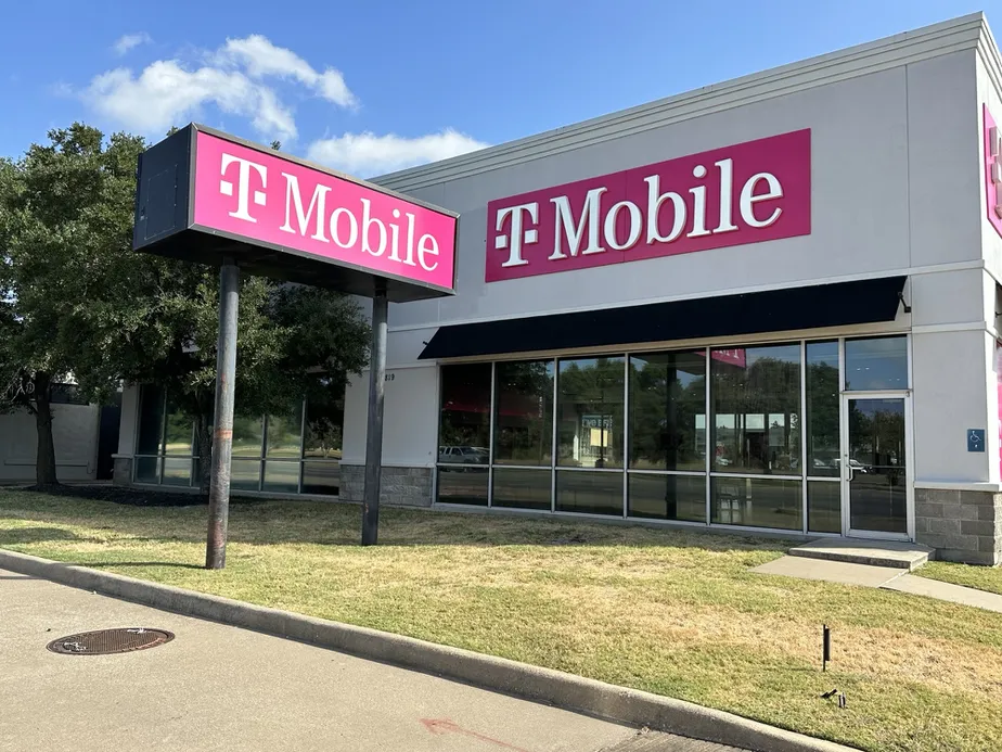Exterior photo of T-Mobile Store at Texas Ave & Lincoln, College Station, TX