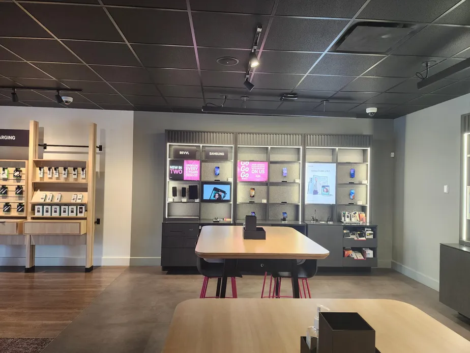 Foto del interior de la tienda T-Mobile en Oxford Valley Mall 2nd Floor, Langhorne, PA