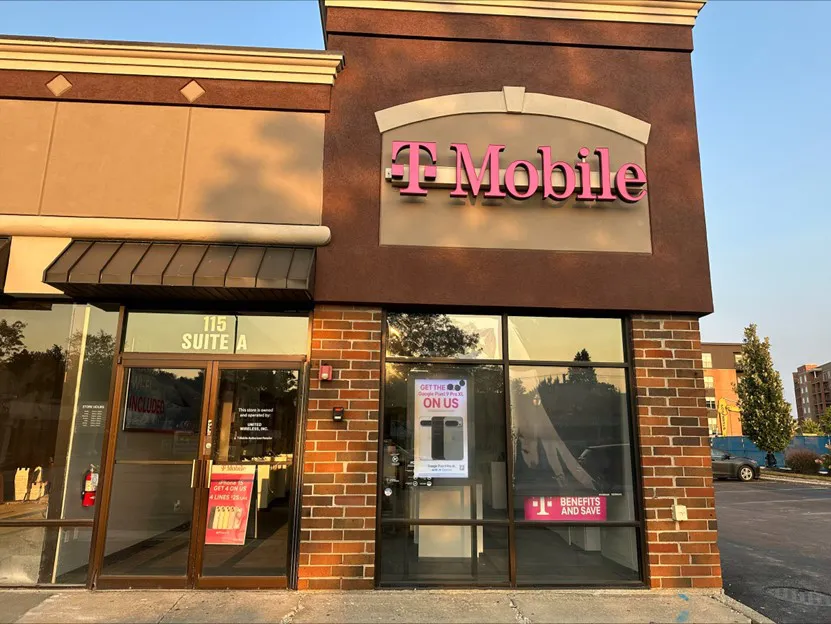  Exterior photo of T-Mobile Store at La Grange Rd & Locust Ave, La Grange, IL 