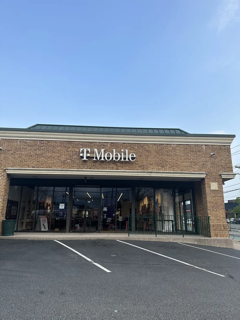 Exterior photo of T-Mobile Store at Richmond Ave & Nome Ave, Staten Island, NY