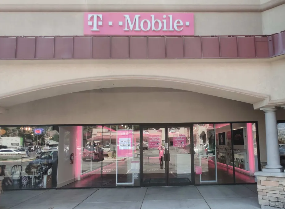 Exterior photo of T-Mobile store at Murray Holladay Rd & Highland Dr, Holladay, UT