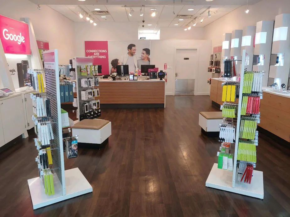 Foto del interior de la tienda T-Mobile en Neshaminy Mall 4, Bensalem, PA