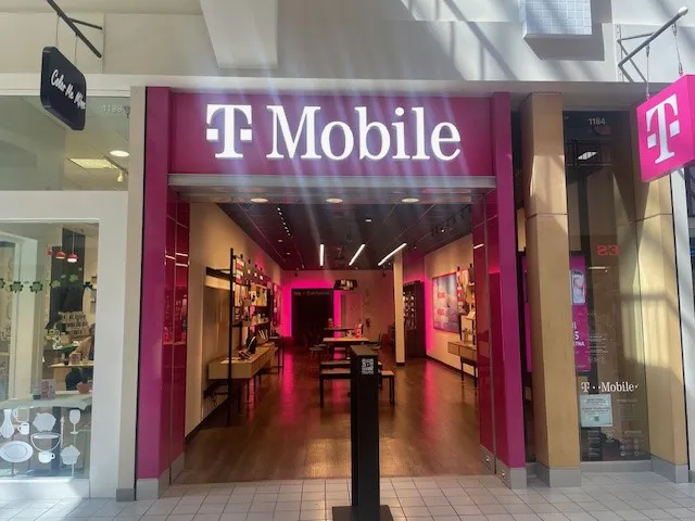 Foto del exterior de la tienda T-Mobile en Galleria At Tyler, Riverside, CA
