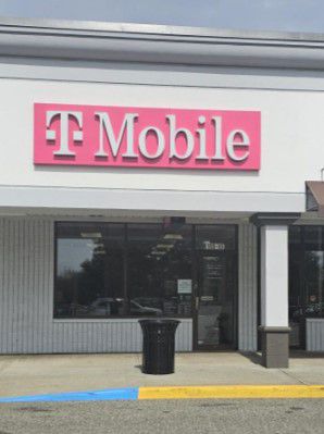 Exterior photo of T-Mobile Store at Sunshine Square, Medford, NY