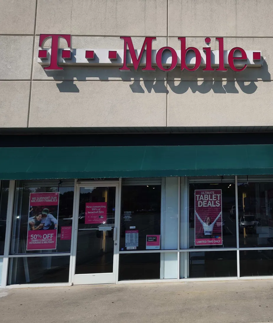 Foto del exterior de la tienda T-Mobile en N Main Street & Hartley Ave, High Point, NC
