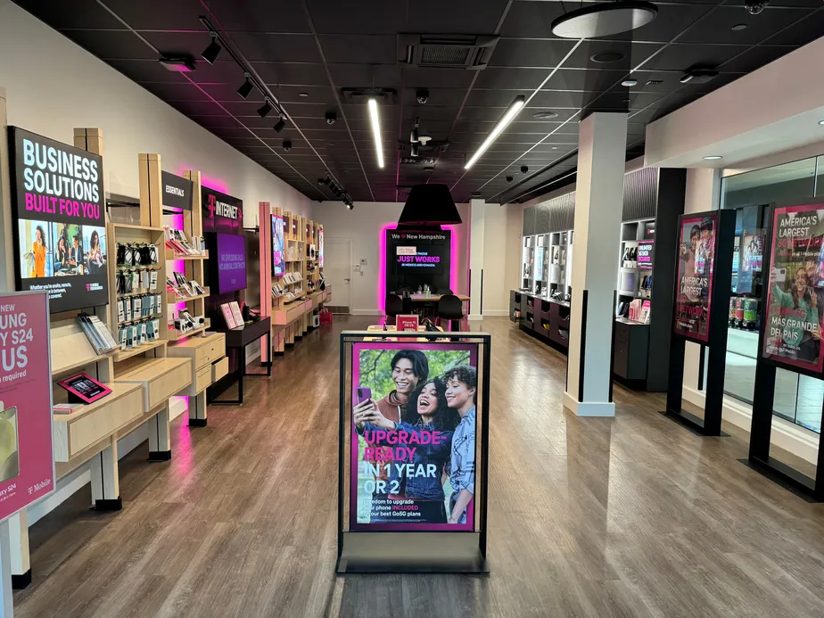 Foto del interior de la tienda T-Mobile en The Mall At Rockingham Park, Salem, NH