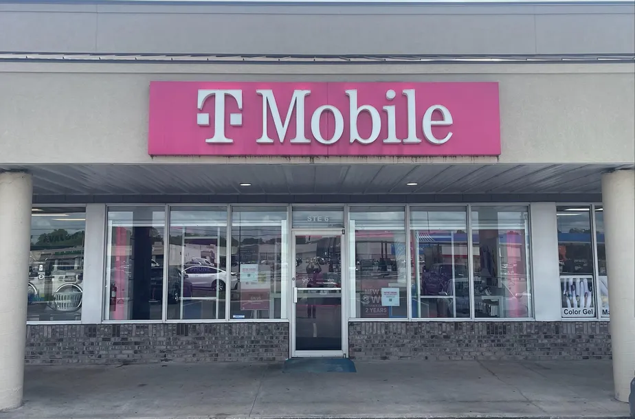  Exterior photo of T-Mobile Store at Avalon & Broadway, Muscle Shoals, AL 