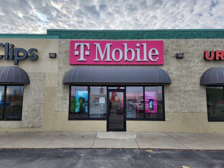 Exterior photo of T-Mobile Store at Bellefontaine & Apollo, Wapakoneta, OH