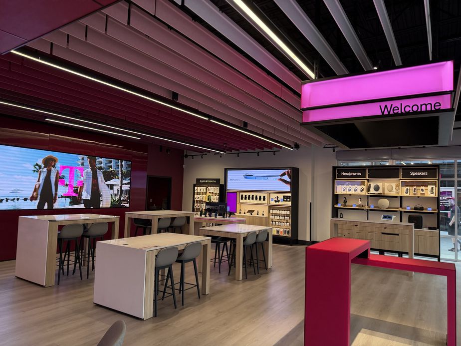 T-Mobile Bakerview & I-5 - 1315 West Bakerview Road 