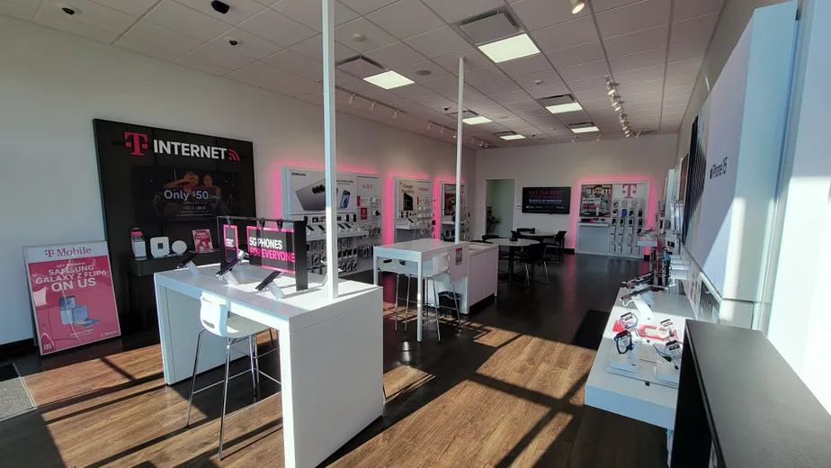  Interior photo of T-Mobile Store at Fenton - Silver Pkwy, Fenton, MI 