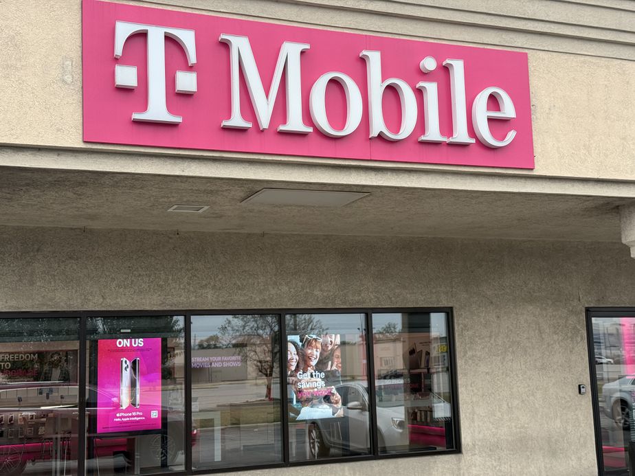 Exterior photo of T-Mobile Store at Hammond Mills, Hammond, IN