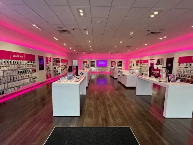 Foto del interior de la tienda T-Mobile en FM 1463 & Katy Freeway, Katy, TX