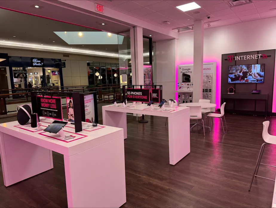 Foto del interior de la tienda T-Mobile en Eden Prairie Center, Eden Prairie, MN