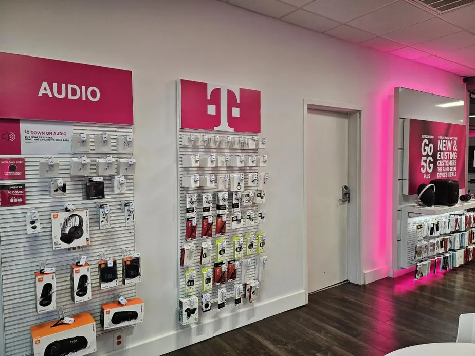 Foto del interior de la tienda T-Mobile en Western Blvd & Commerce Rd, Jacksonville, NC