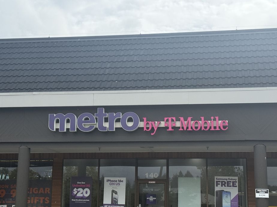 Metro by T-Mobile 400 COOPER POINT RD SW, - 400 COOPER POINT RD SW, 