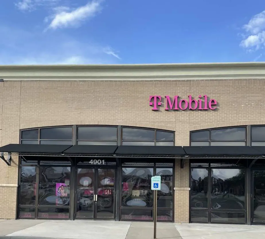 Exterior photo of T-Mobile Store at Town Center Plaza, Leawood, KS