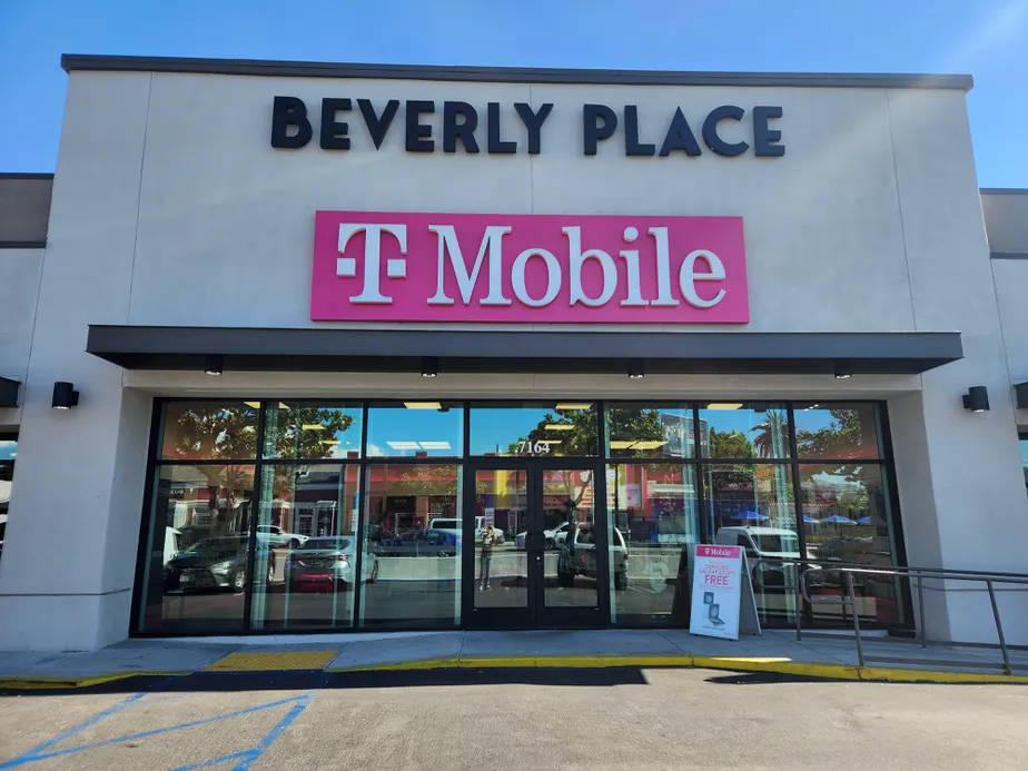Foto del exterior de la tienda T-Mobile en Beverly Blvd & Detroit, Los Angeles, CA