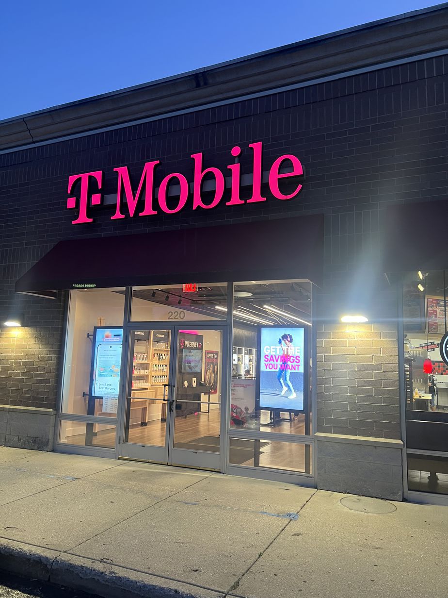 Exterior photo of T-Mobile Store at N 8th St & Washington St, West Dundee, IL