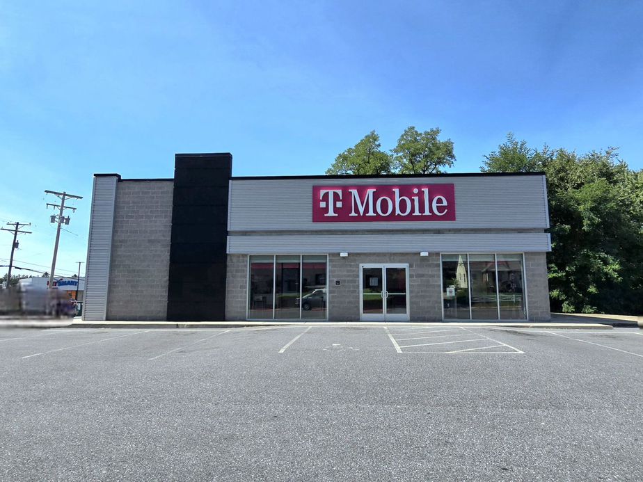 Exterior photo of T-Mobile Store at Quentin & Summit, Lebanon, PA