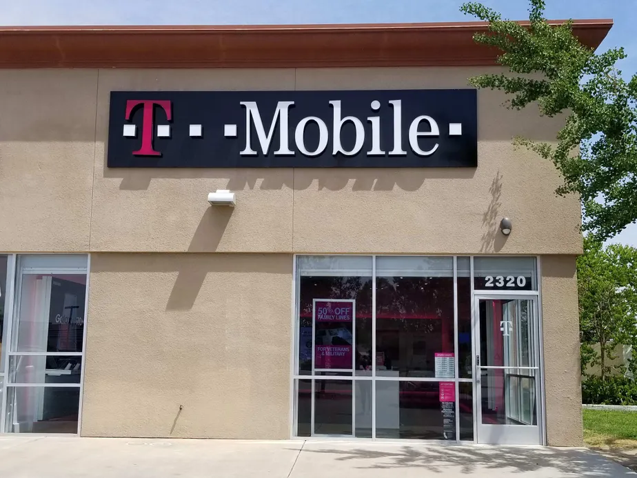 Foto del exterior de la tienda T-Mobile en Hwy 46 & Palm, Wasco, CA