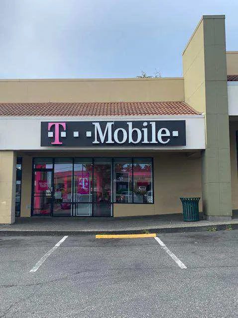 Exterior photo of T-Mobile store at Lincoln Plaza Retail, Tacoma, WA