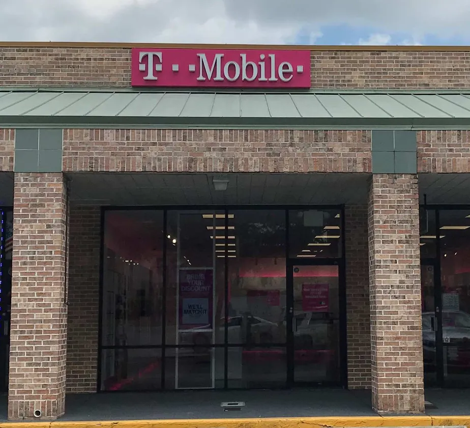 Exterior photo of T-Mobile store at Mariner Blvd & Northcliffe Blvd, Spring Hill, FL