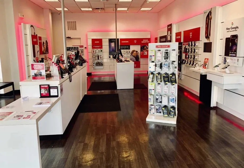 Foto del interior de la tienda T-Mobile en N Hamilton & Morse Rd, Columbus, OH