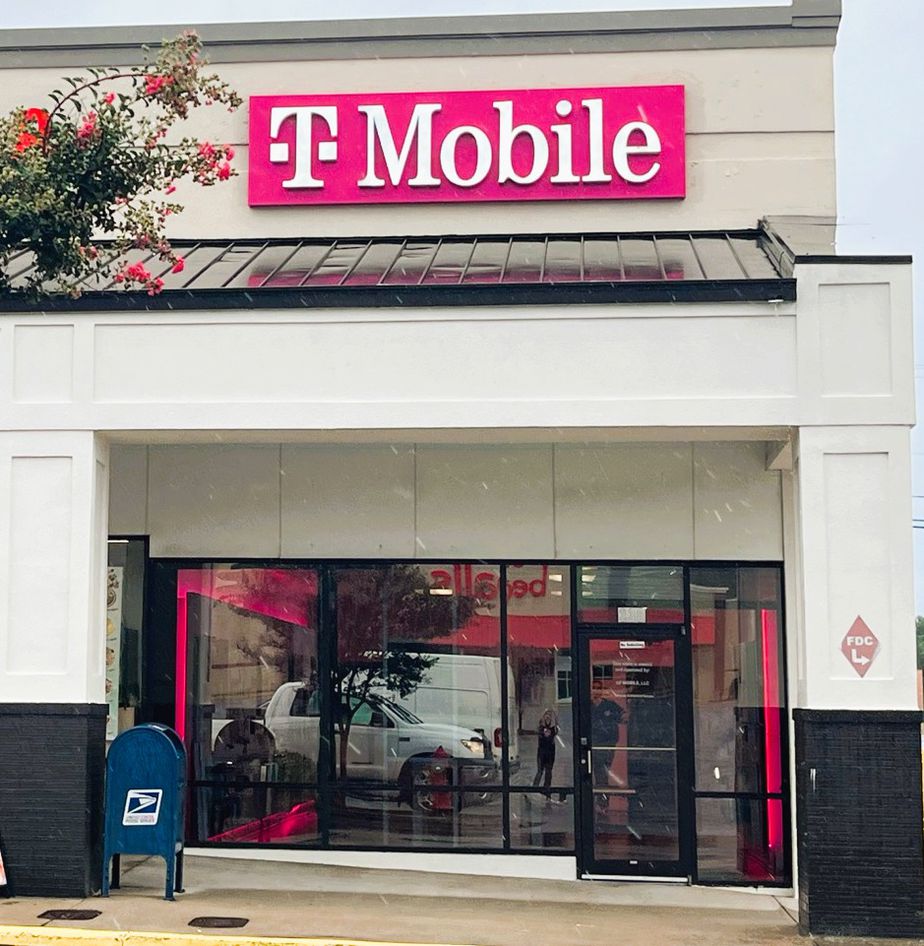 Exterior photo of T-Mobile Store at E Martintown Rd & Knox Ave, North Augusta, SC